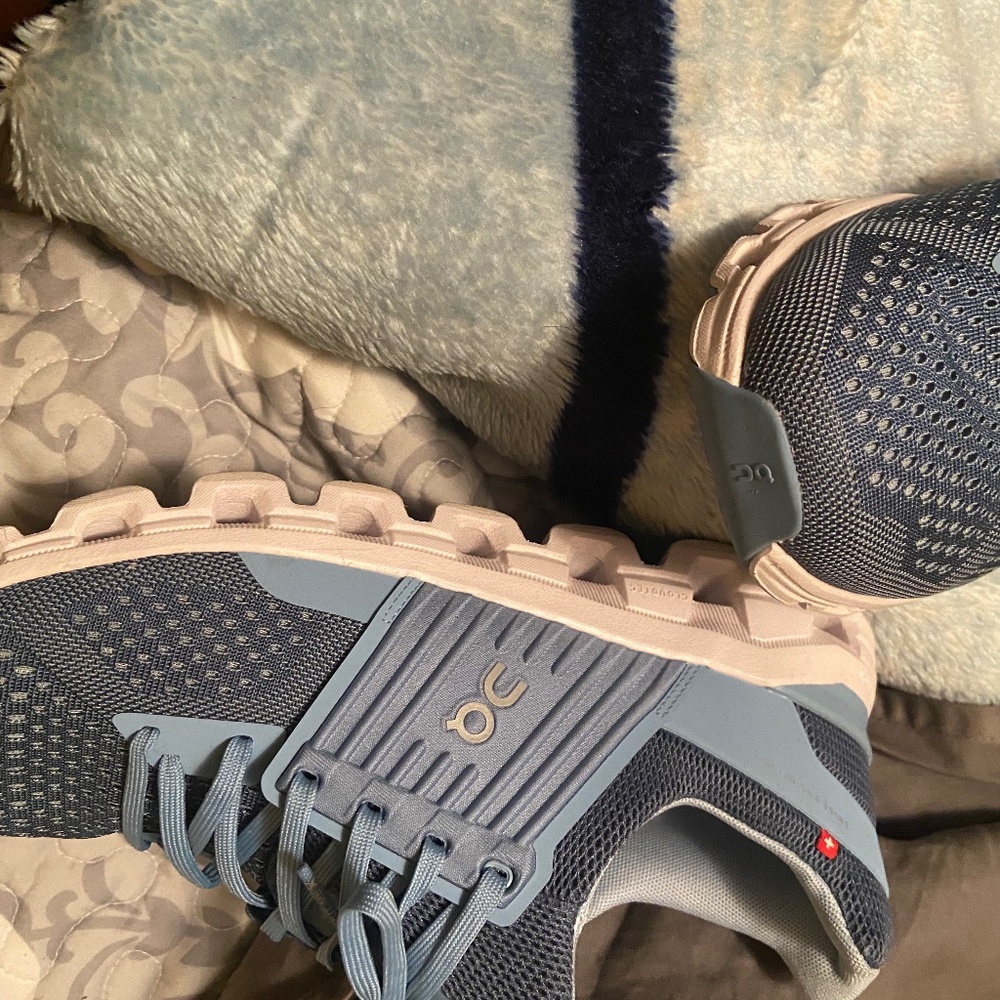 Women cloud tennis shoes size 11